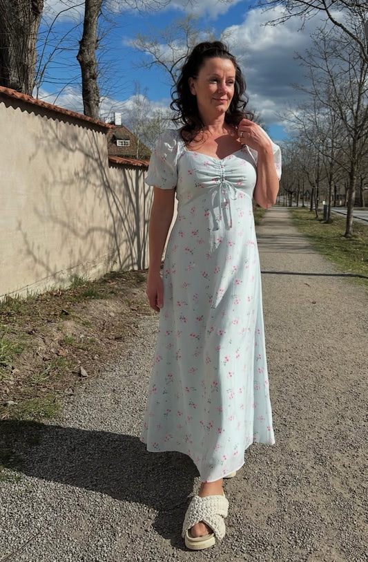 VMBELLA Midi Dress - Bit of Blue with pink flowers